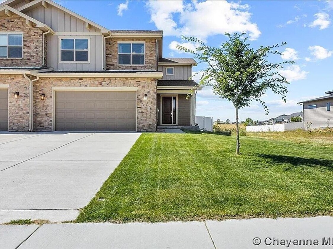Primary Photo - 3 BEDROOM, 2.5 BATHROOM SADDLE RIDGE HOME ...