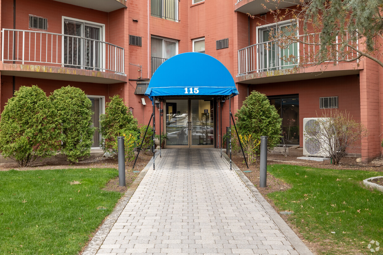 Entrance - Sagamore Place Condominiums