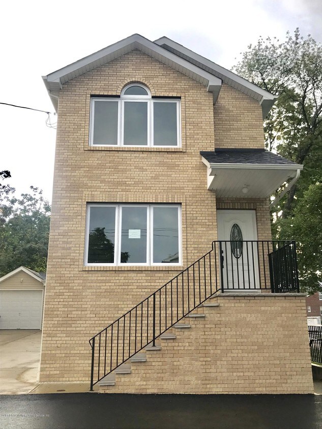 Primary Photo - 122 Bard Ave