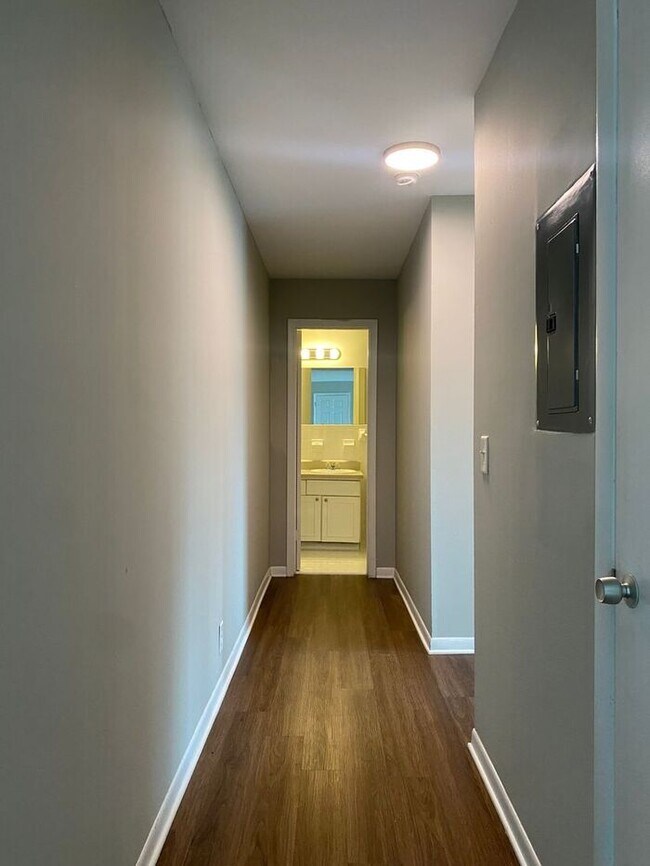 Foto del edificio - 2 Bedroom Unit was recently renovated. Liv...