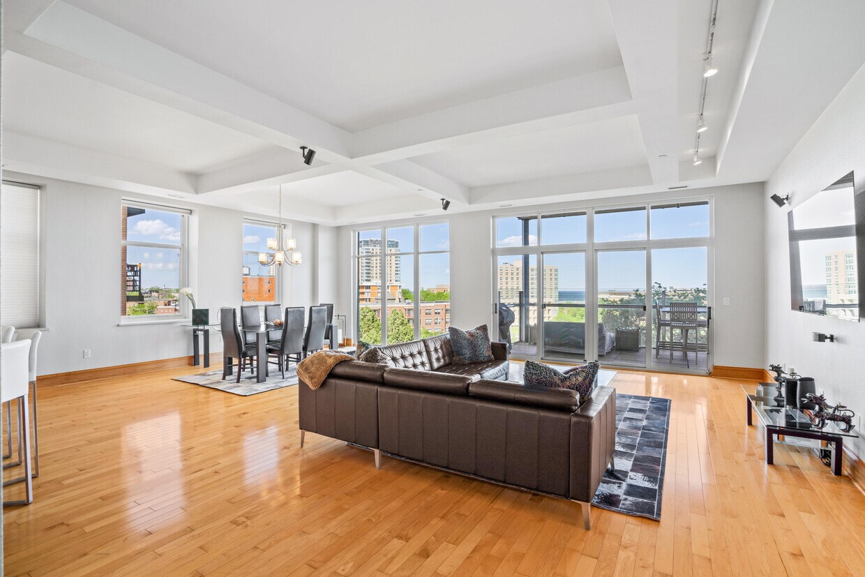 Primary Photo - 1313 N Franklin Pl