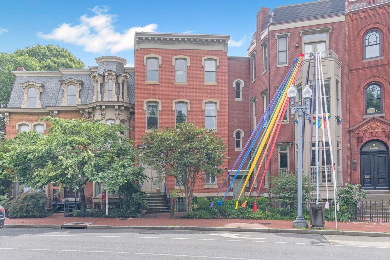 Foto principal - Available Now! Two Bed/Two Bath in the Mos...