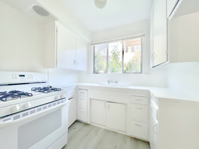 Foto del edificio - 3950 W 5th St