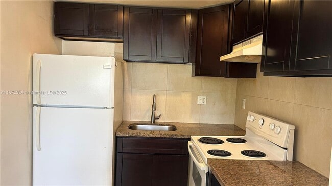 Foto del edificio - 2121 NE 168th St