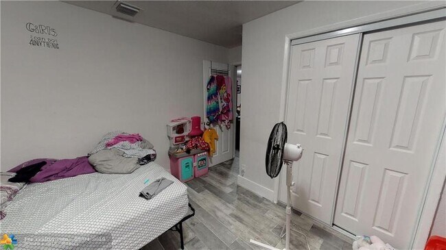Building Photo - 1721 SW 11th Ct, B