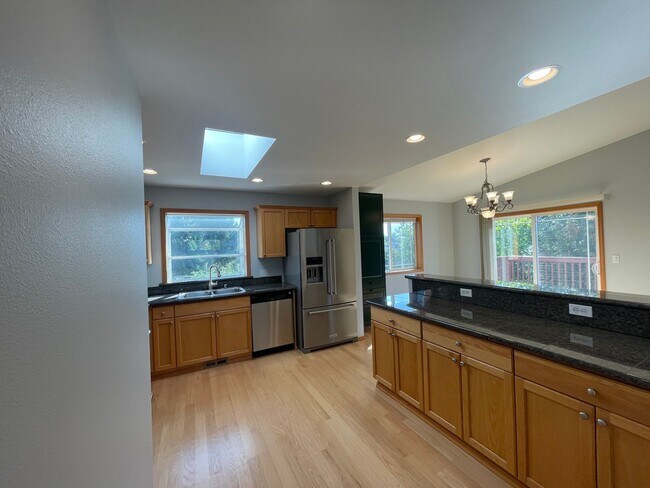 Foto del edificio - Spacious 5BR / 3BA Beacon Hill Home – 2,21...