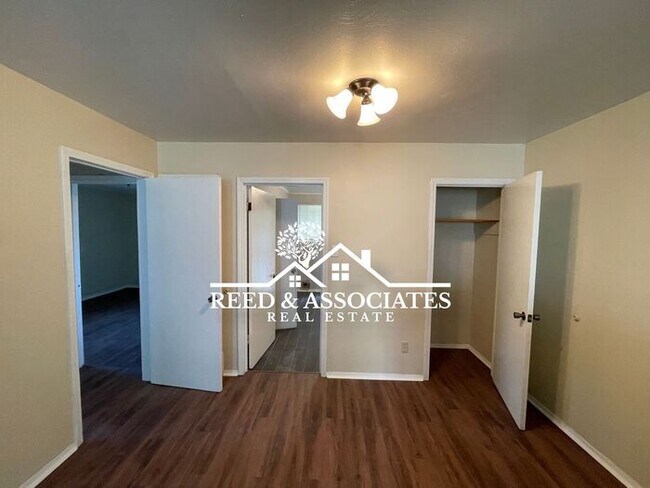 Building Photo - Updated Duplex!