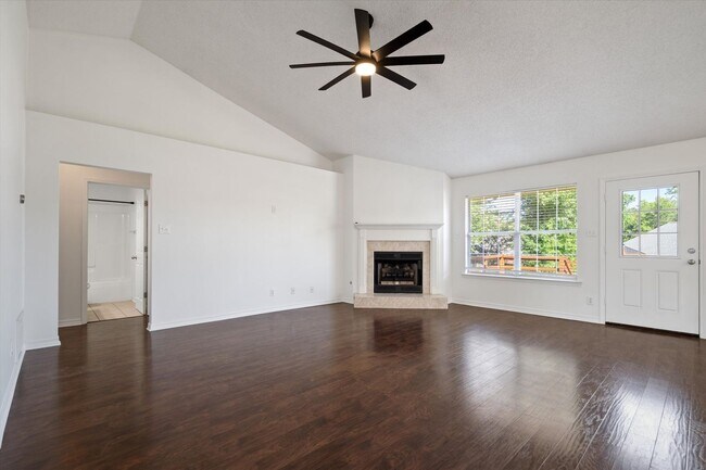 Foto del edificio - UPCOMING LISTING Four Bedroom Rental in Th...