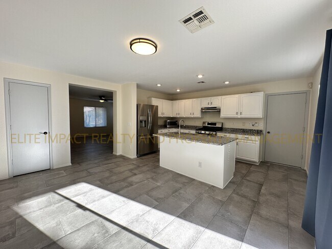 Building Photo - 3505 N Sierra Springs Dr
