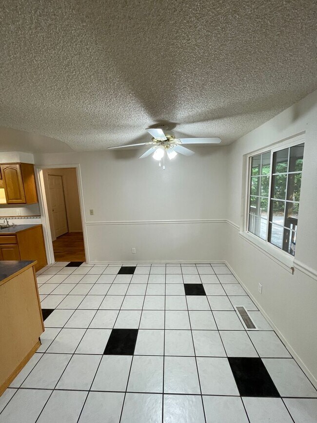 Building Photo - 575