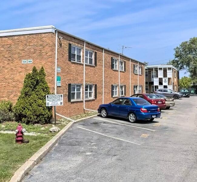910 W Euclid Ave, Arlington Heights, IL 60005 Apartments in Arlington