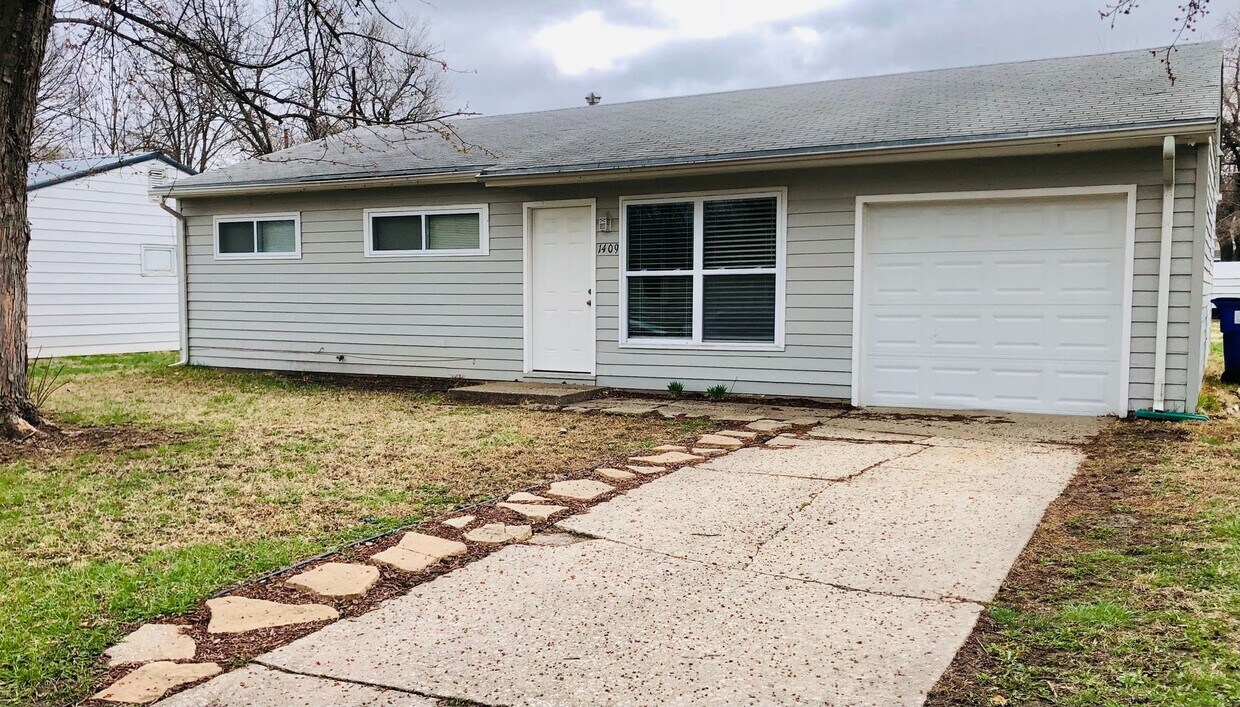 Must See Ranch Style Home with Large Yard House Rental in Junction