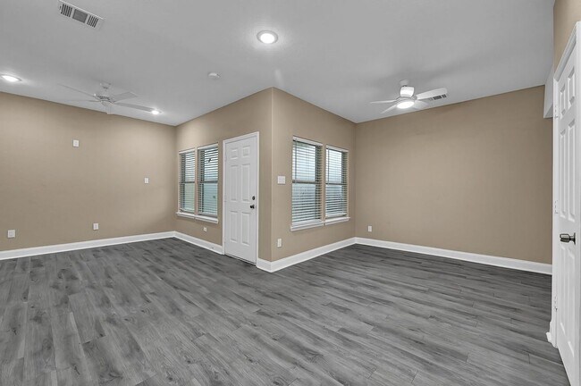 Building Photo - 2322 Delafield St