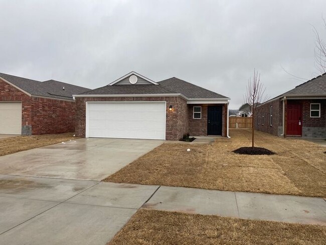 Building Photo - Three Bedroom | Two Bath Home in Barberry ...