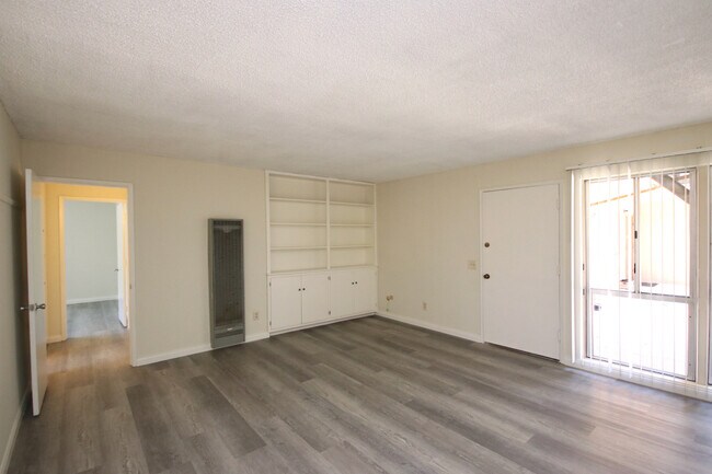 Building Photo - 531 E Chevy Chase Dr