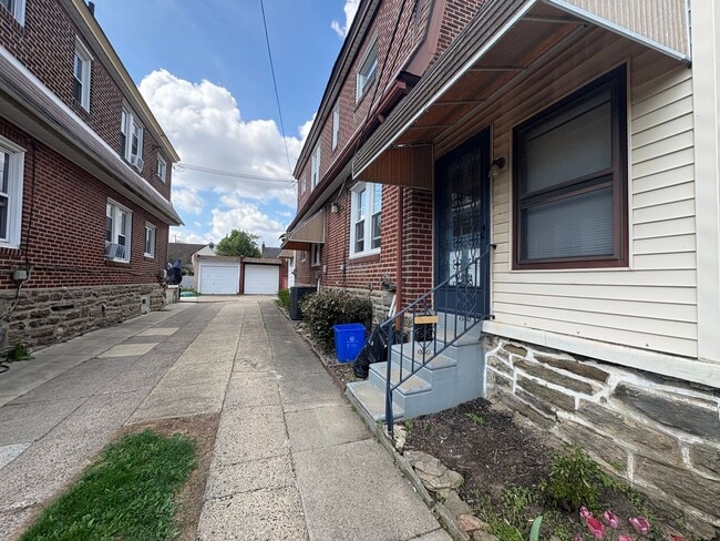 Photo - 1806 Hoffnagle St House