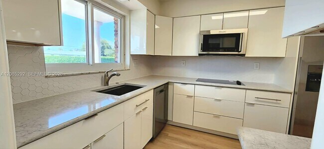 Foto del edificio - 2109 NE 122nd St