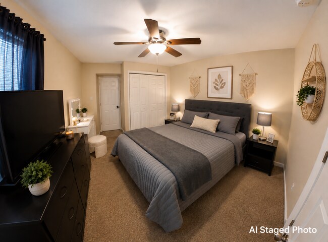 Foto del edificio - Large Fenced-in Backyard + Stainless Steel Appliances! Available August 5th!