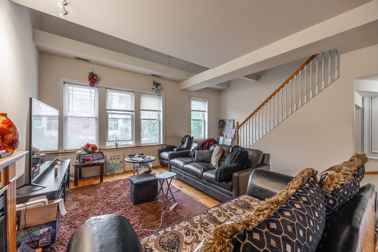 Foto principal - 1720 W Beach Ave