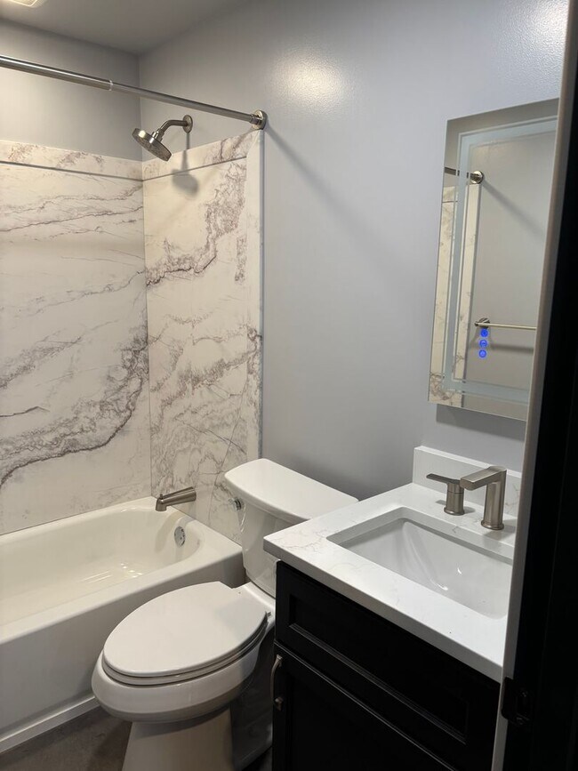 Foto del edificio - 3 Bed Home with Yard, Garage + In-Unit W/D