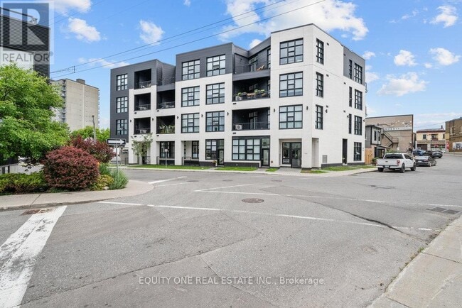 Building Photo - 101-101 Pinhey St