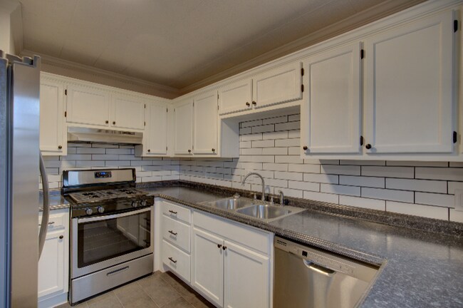 Building Photo - 1341 E 39th St