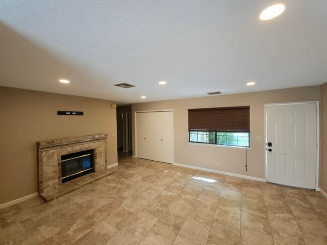 Building Photo - 616 W Graaf Ave