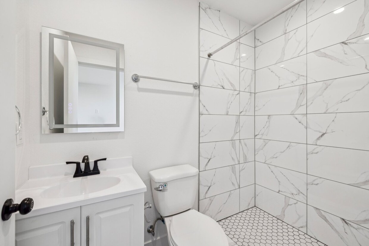 Building Photo - 3437 S Catalina St