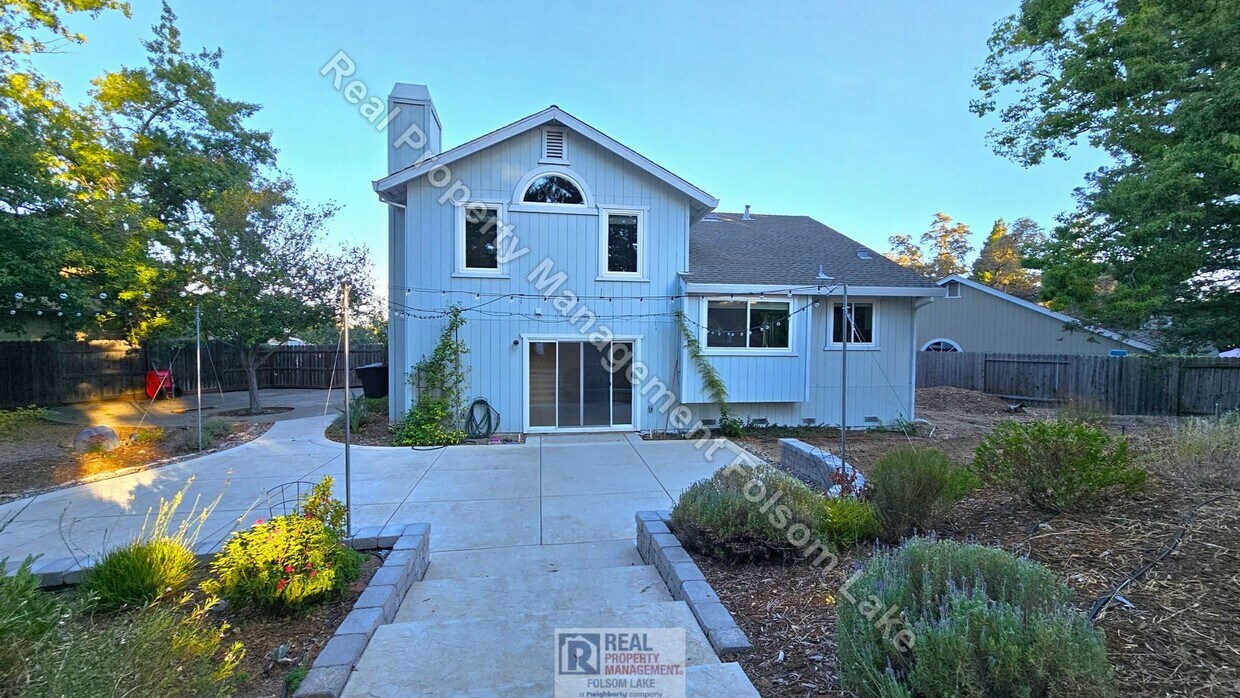 Foto del edificio - Coming Soon! Spacious 4 Bedroom Home Backing to Open Space in Folsom