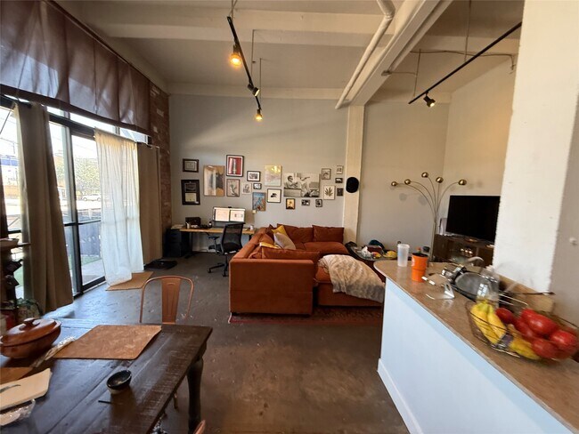 Foto del edificio - 915 N San Jacinto St
