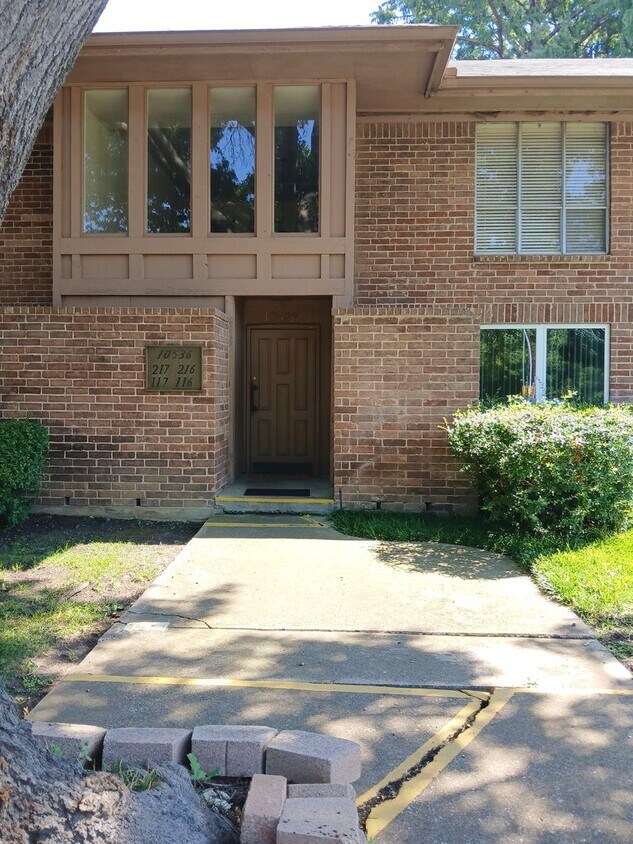 Foto principal - 2 Bedroom, 1 Bath Condo Near 75 and Walnut...