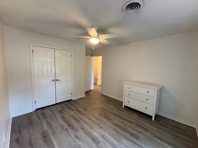 Building Photo - 723 Sir Walter Cir
