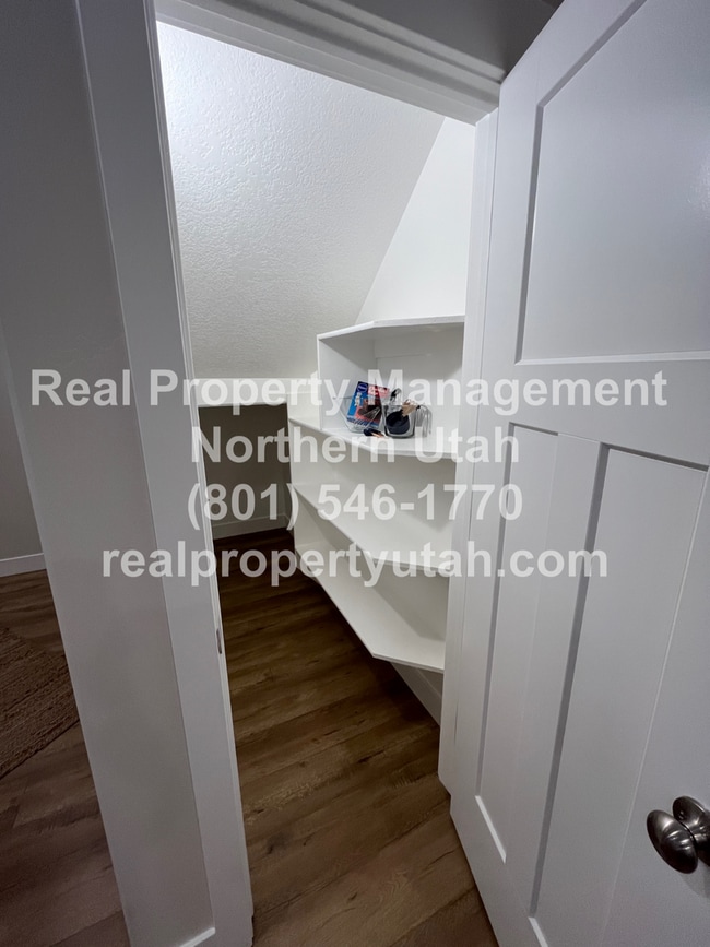 Building Photo - 3 Bedroom 2.5 Baths End Unit Townhome Avai...