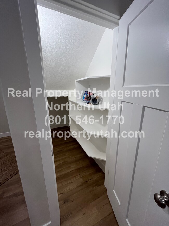 Foto del edificio - 3 Bedroom 2.5 Baths End Unit Townhome Avai...