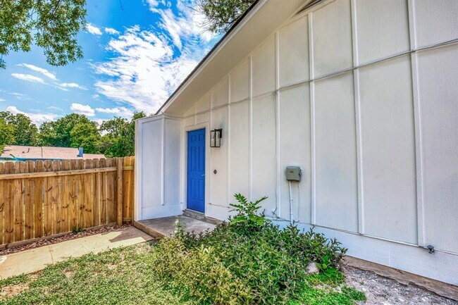Building Photo - 202 W William Cannon Dr