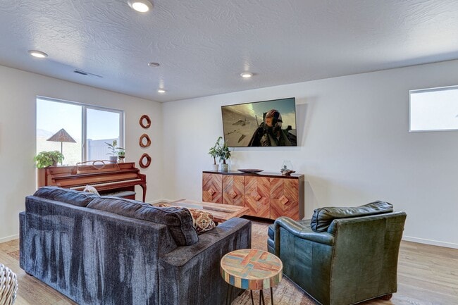 Building Photo - 3 BEDROOM Long Valley Townhome with all the Amenities