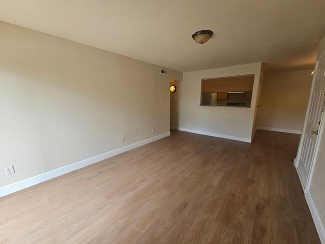 Building Photo - 2905 Winkler Ave