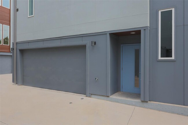 Building Photo - 1511 S Akard St