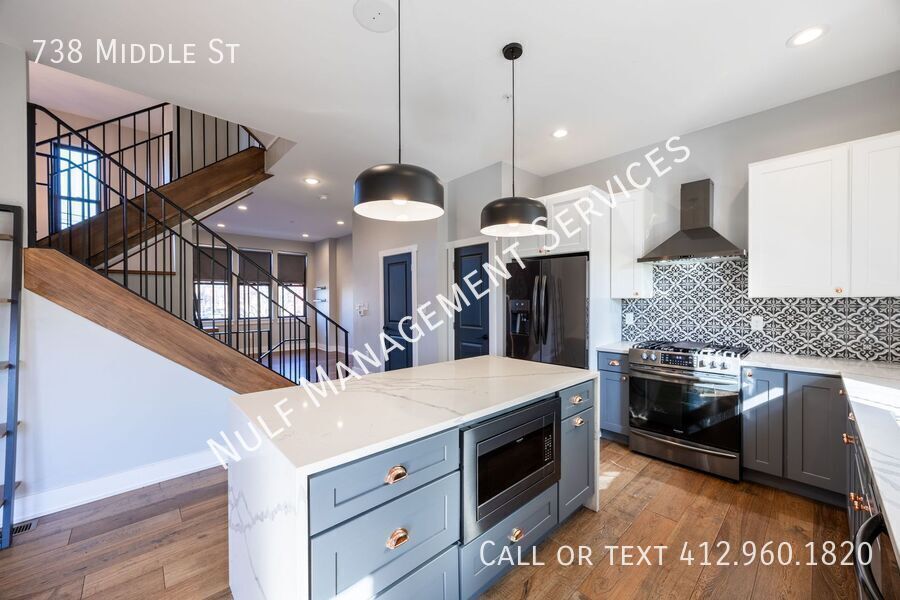 Primary Photo - 4 bed, 3.5 bath townhouse in North Side