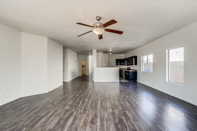 Foto del edificio - Charming 4 Bedroom 3 Bath 3 Car garage Hom...