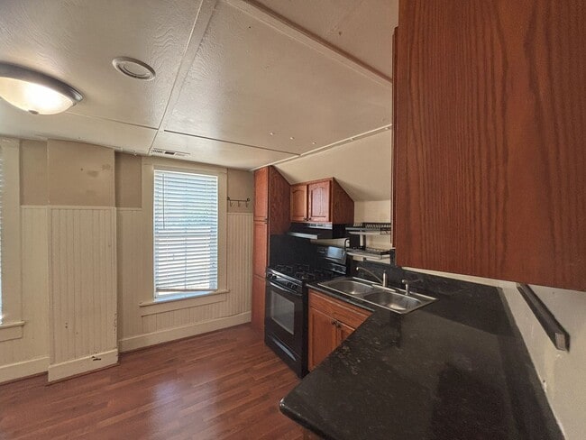 Building Photo - Charming 2 Bedroom 1 Bath Close to Downtown