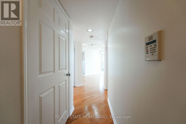 Photo du bâtiment - 28 Harrison Garden Blvd