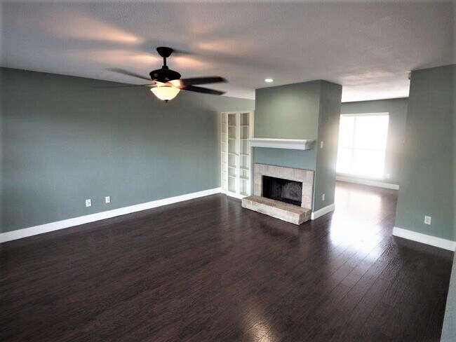 Building Photo - 8938 N Plaza Ct