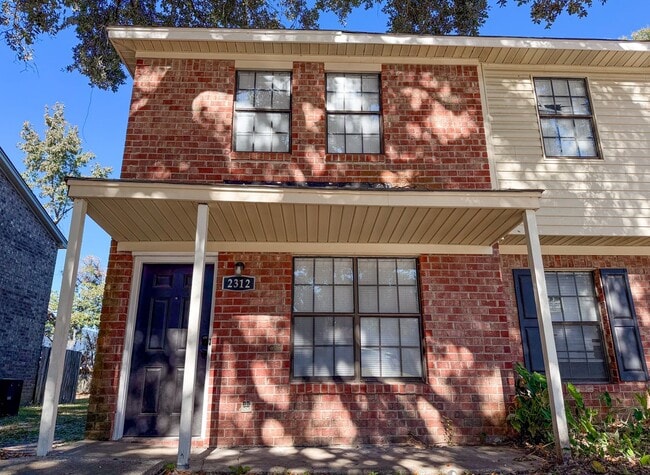 Building Photo - Updated 2BR West Ashley Townhome – Bright, Spacious & Move-In Ready!