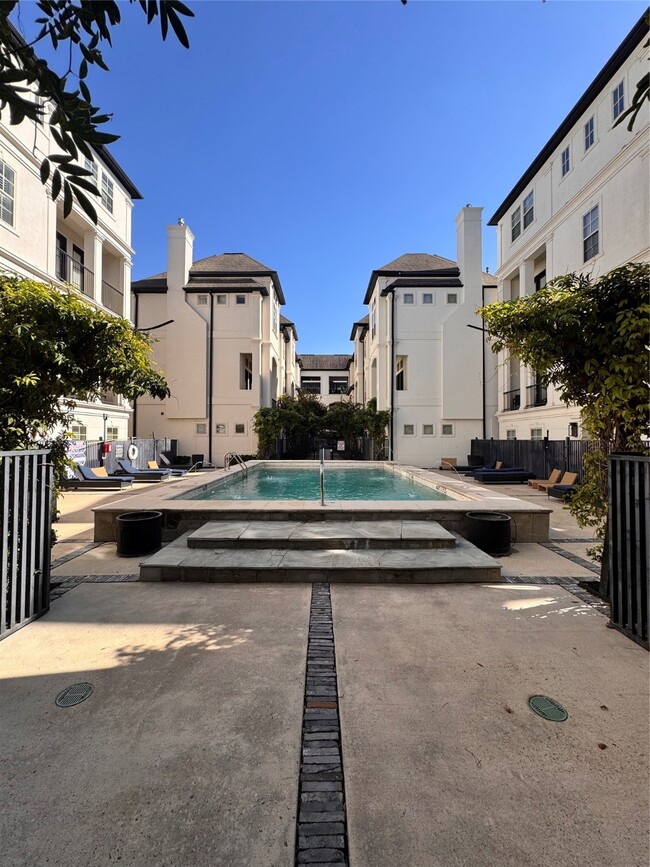 Building Photo - 650 Nagle St