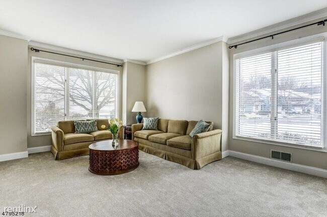 Building Photo - 3 br, 2.5 bath Townhome - 42 Raven Dr