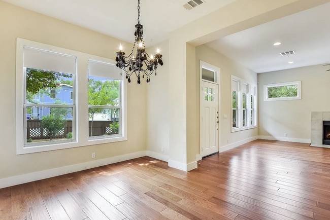 Building Photo - 910 Romeria Dr