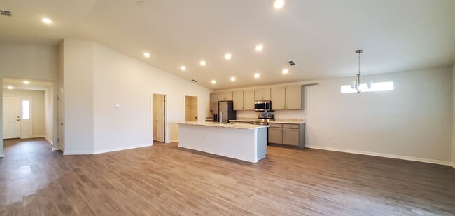 Foto del edificio - LIKE NEW, 2YRS OLD!!! 4-Bedroom, 2-Bathroo...