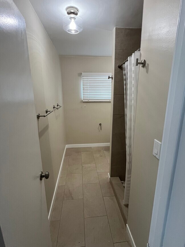 Hallway bath - 560 E 67th St