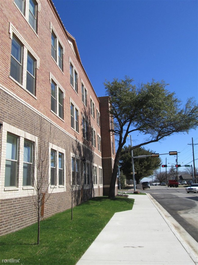 Building Photo - 210 S Locust St